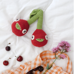 Hochet en crochet - Les sœurs cerises