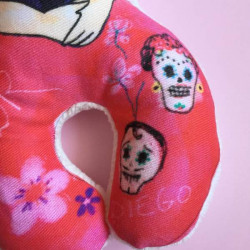 Hochet coussin illustré GOTS- Frida Viva