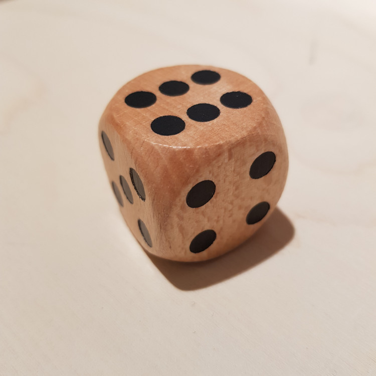 Gros dé à jouer en bois