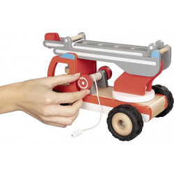 Camion de pompiers avec échelle en bois