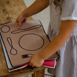 Set de table Montessori en coton enduit et brodé